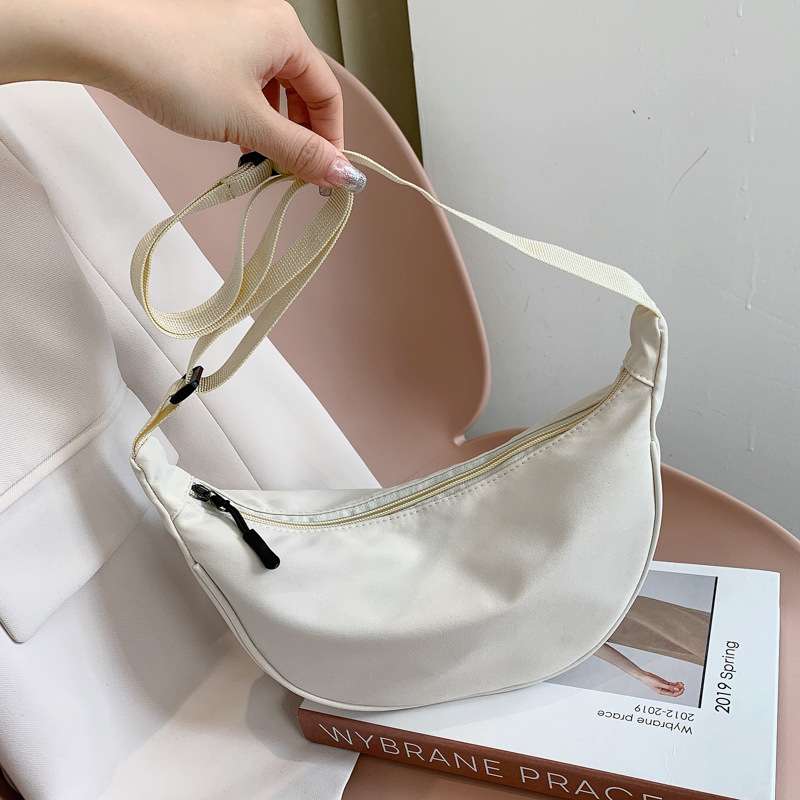 サコッシュ スタイリッシュ半月型ショルダーバッグ