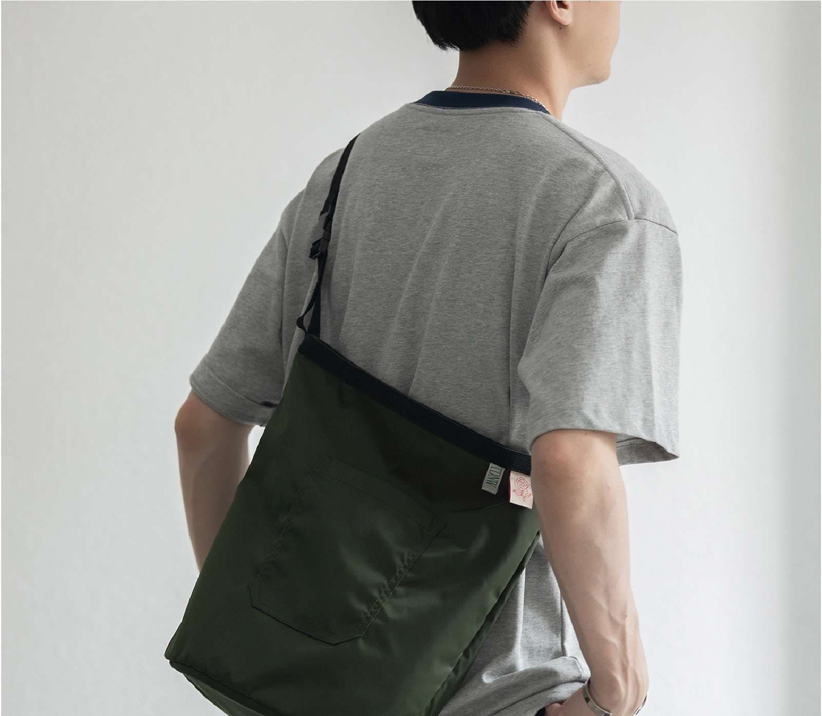 サコッシュ 軽量シンプル肩掛けバッグ