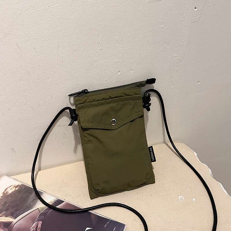 ミニマルデザインのナイロンサコッシュ