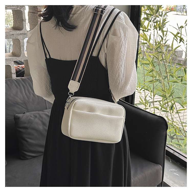 上質シンプル小型サコッシュ