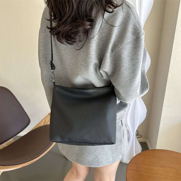 サコッシュ シンプル上質レザーショルダーバッグ