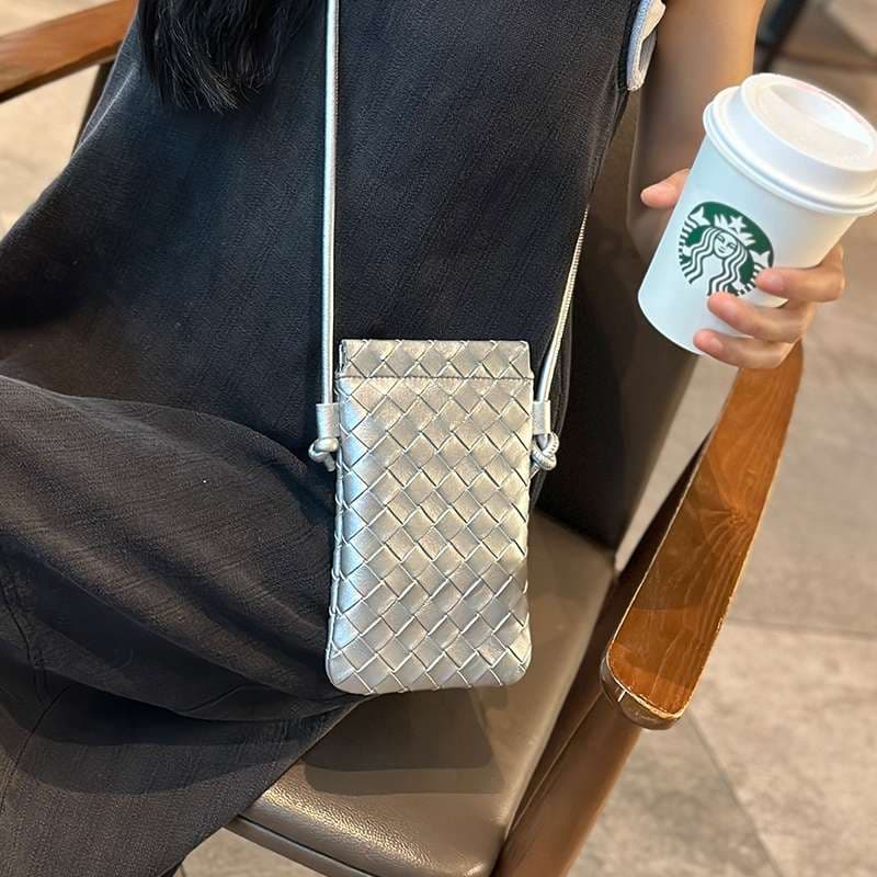サコッシュ 編み込みデザインのミニショルダーバッグ
