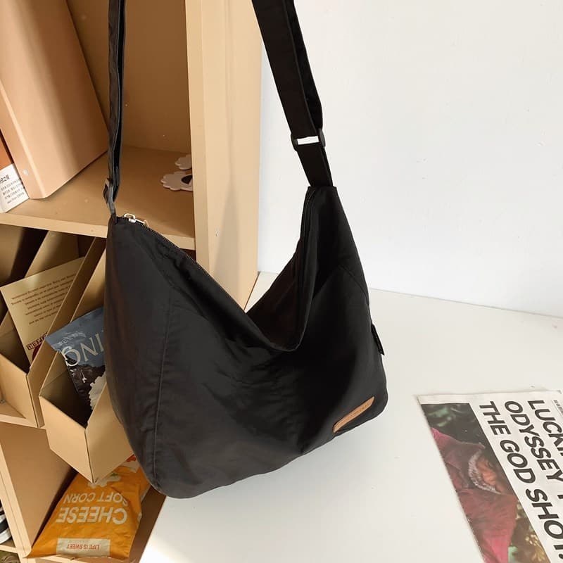 シンプル大容量ナイロンサコッシュ