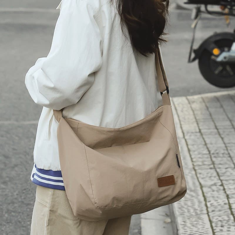 シンプル大容量ナイロンサコッシュ
