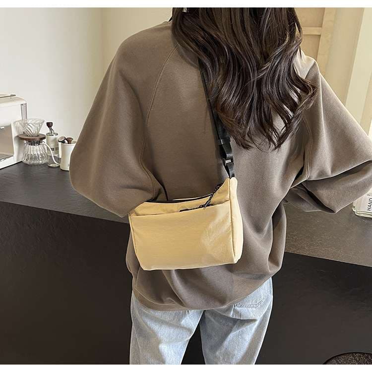 シンプル軽量サコッシュ
