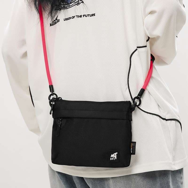 未来型サコッシュバッグ