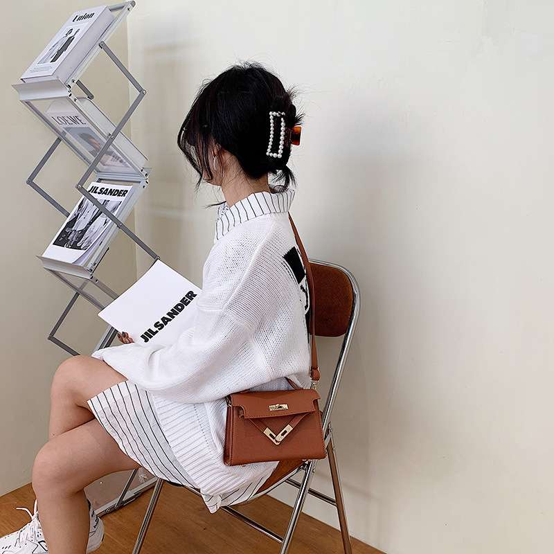 サコッシュ ミニマルシックなフラップバッグ