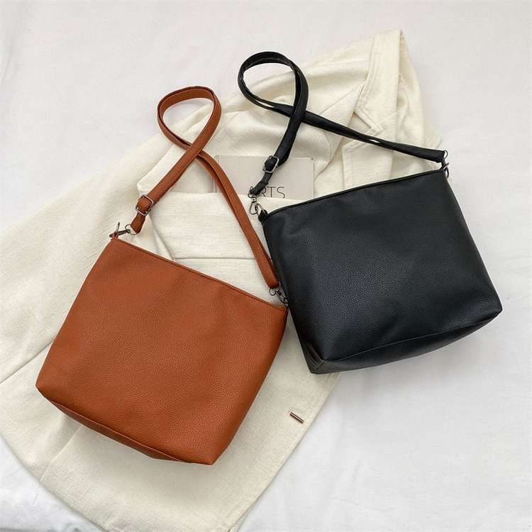サコッシュ シンプル上質レザーショルダーバッグ