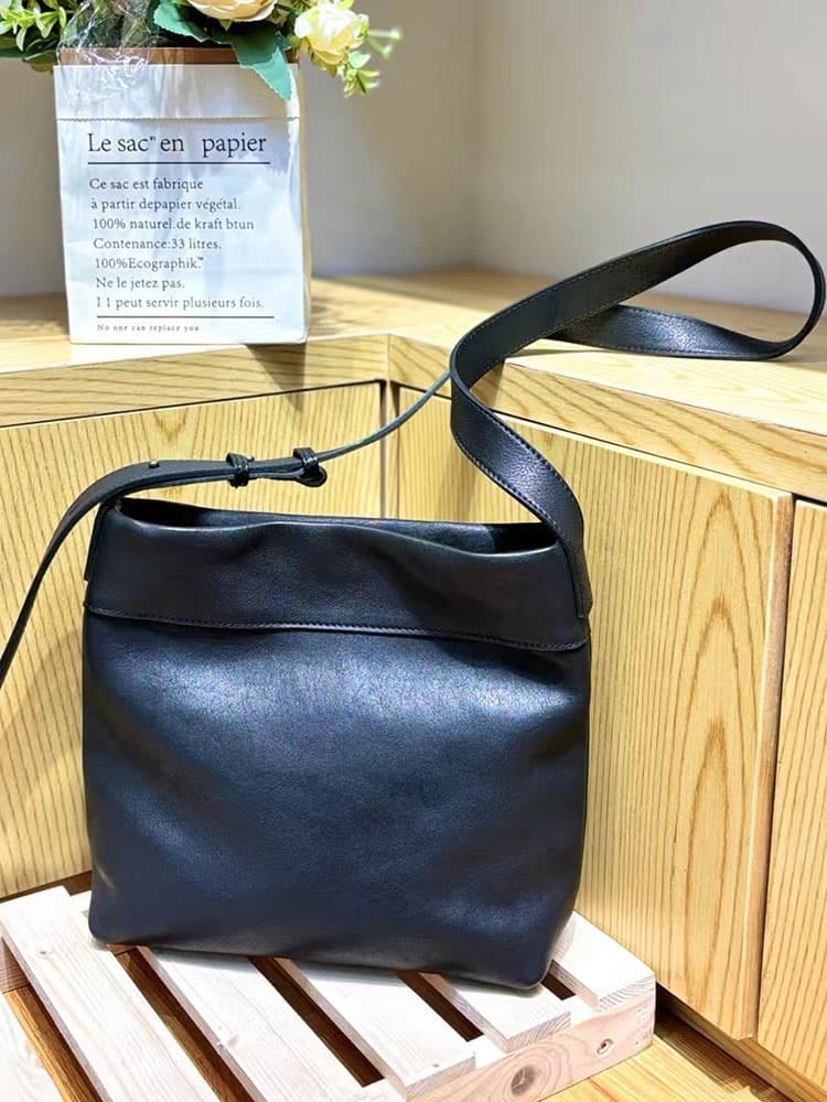 サコッシュ 上質素材の休日サコッシュ