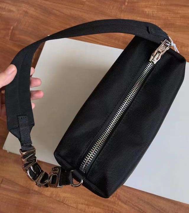 シンプル軽量サコッシュ