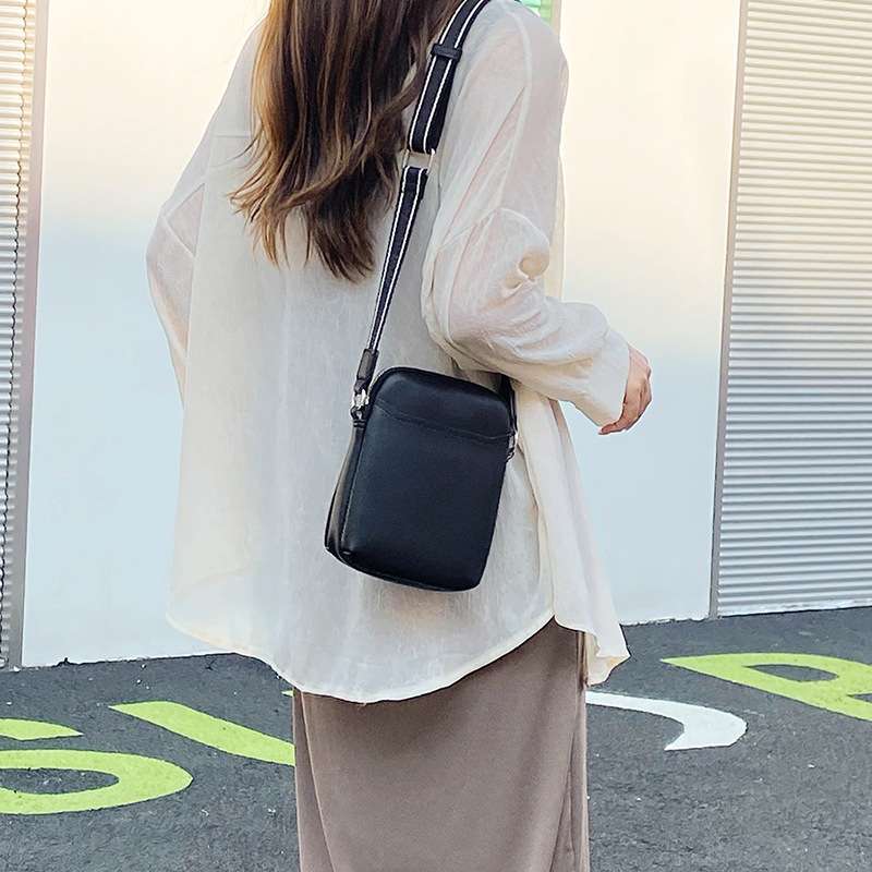シンプルスタイリッシュサコッシュ