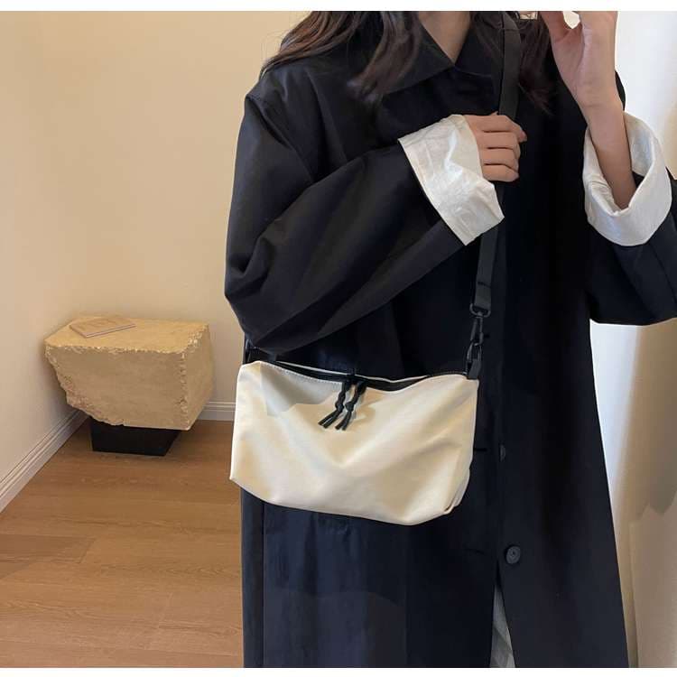 軽量サコッシュバッグ