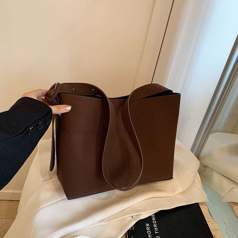 サコッシュ シンプル上質レザーショルダーバッグ