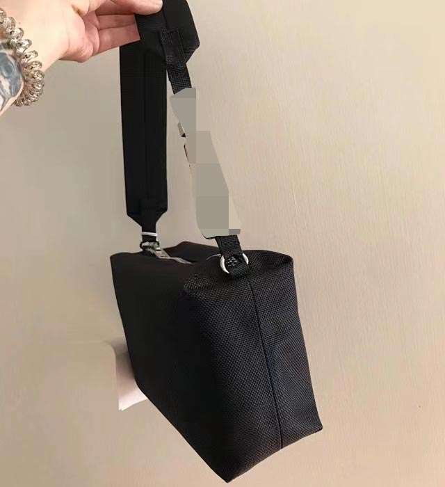 シンプル軽量サコッシュ