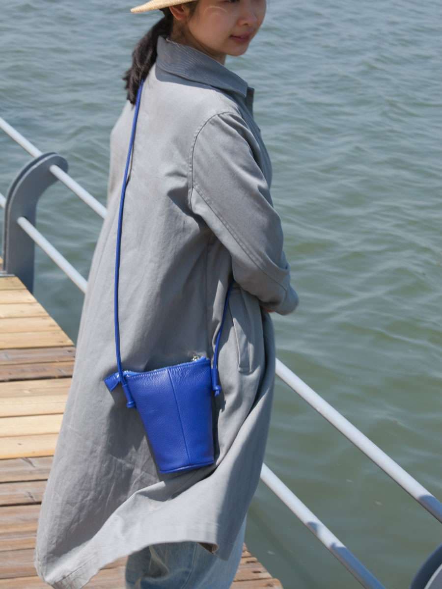 サコッシュ ミニマリストのバケットバッグ