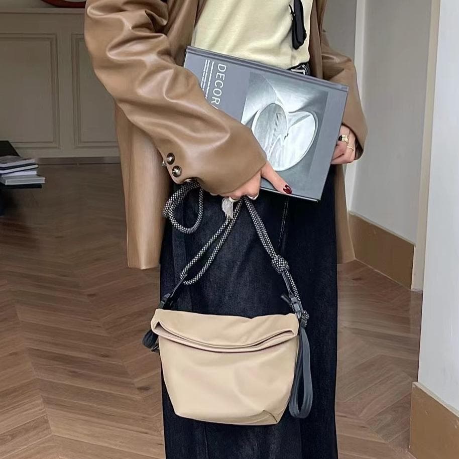 都会的な洗練サコッシュ