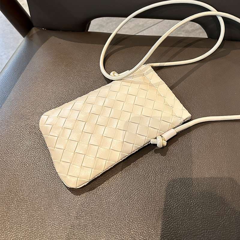サコッシュ 編み込みデザインのミニショルダーバッグ