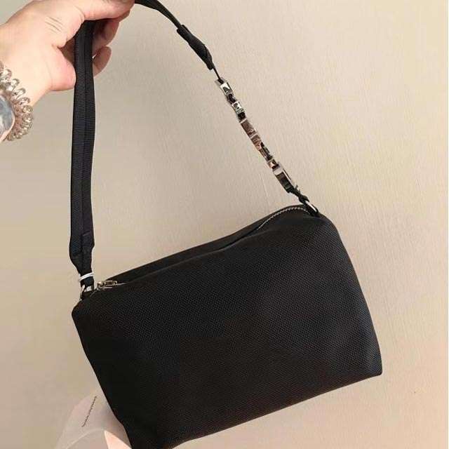 シンプル軽量サコッシュ