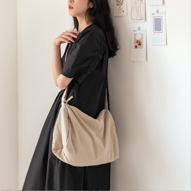 シンプル大容量ナイロンサコッシュ